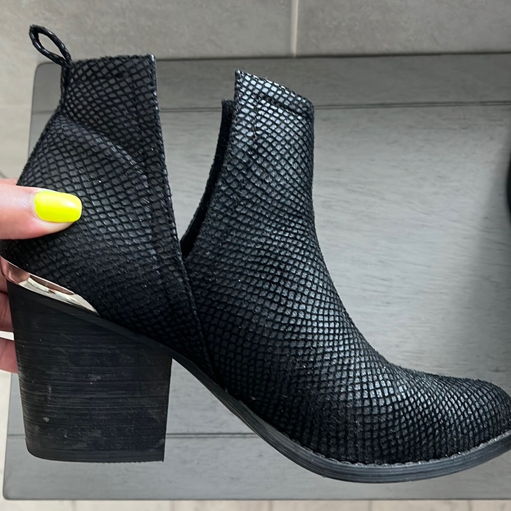 Forever 21 Size 8 Heeled Black Boot